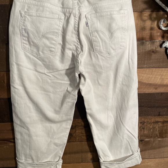 Levi's Women's White Capris - Picture 5 of 6